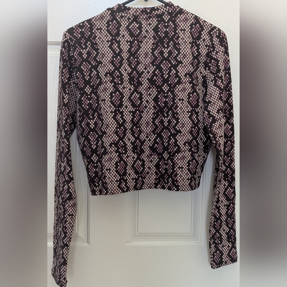 Women's Dickies Camden Cropped Long Sleeve T-Shirt NWT Snakeskin pattern - Picture 2 of 9